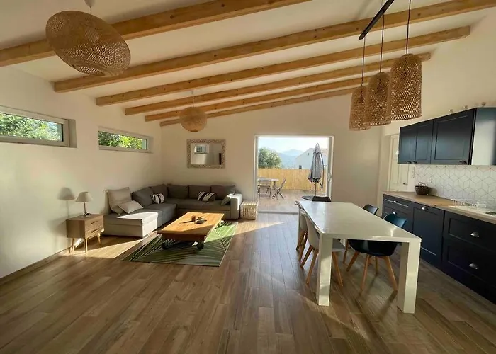 Petite Maison Avec Terrasse.