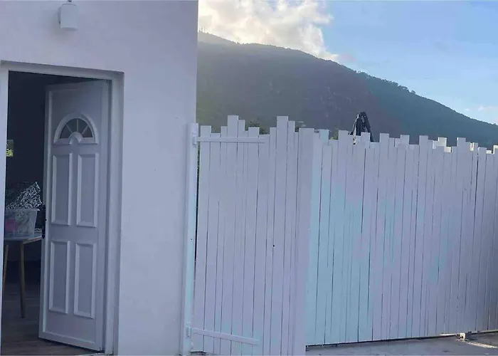 Petite Maison Avec Terrasse.