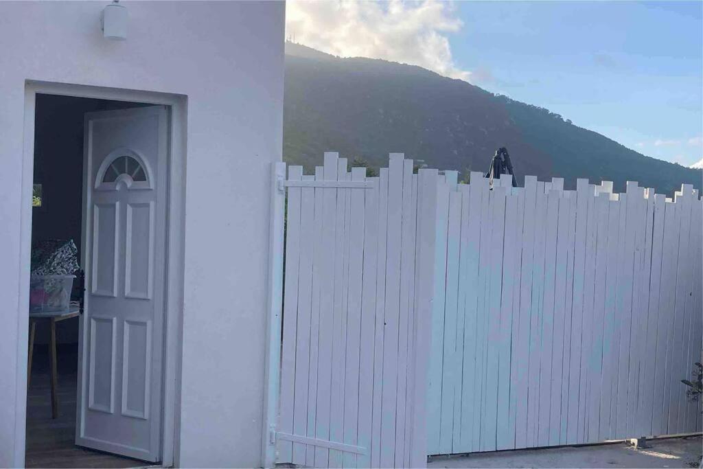Petite Maison Avec Terrasse. *
