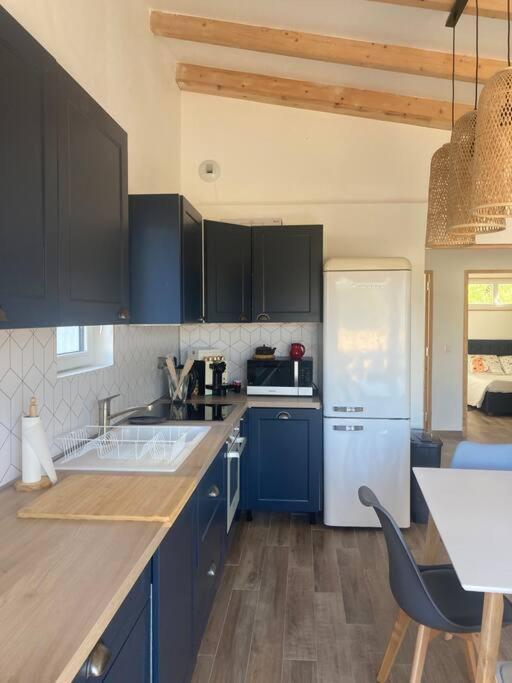 Petite Maison Avec Terrasse. Holiday home