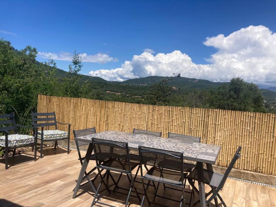 Petite Maison Avec Terrasse. *